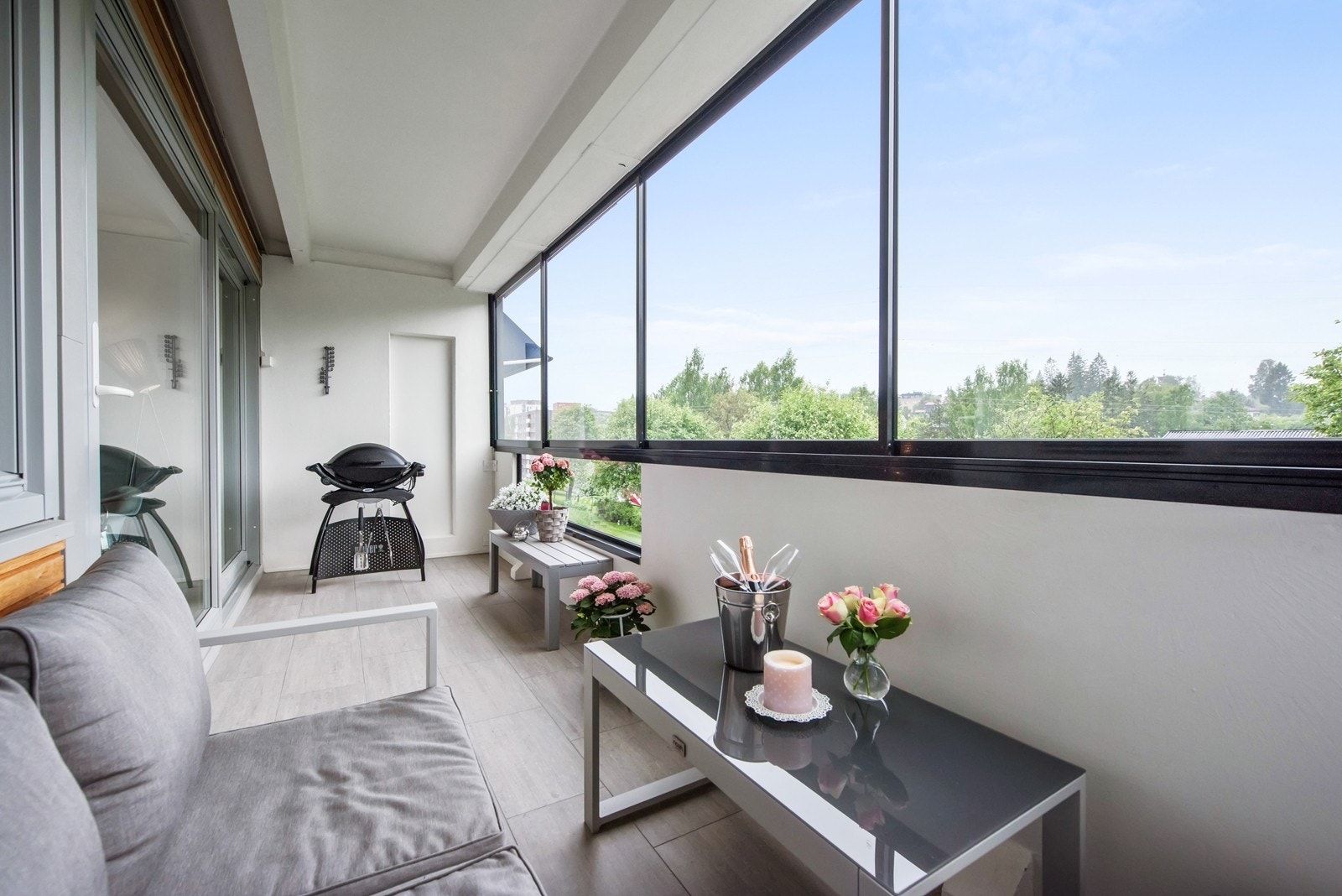 Innglasset balkong med mulighet til å grille Galleribilde