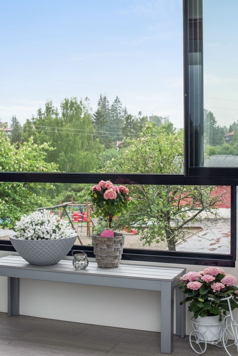 Ingen direkte innsyn, men hyggelig utsyn. Galleribilde