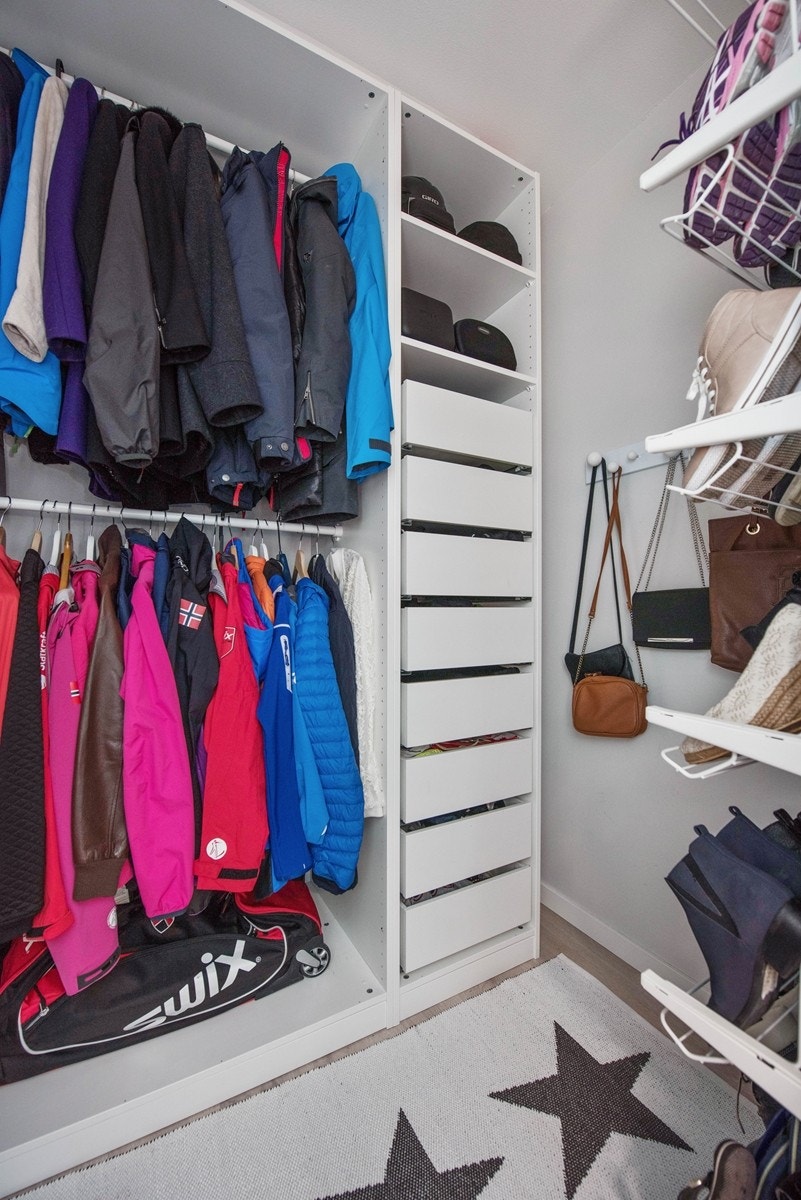 Garderobe i gangen. Galleribilde