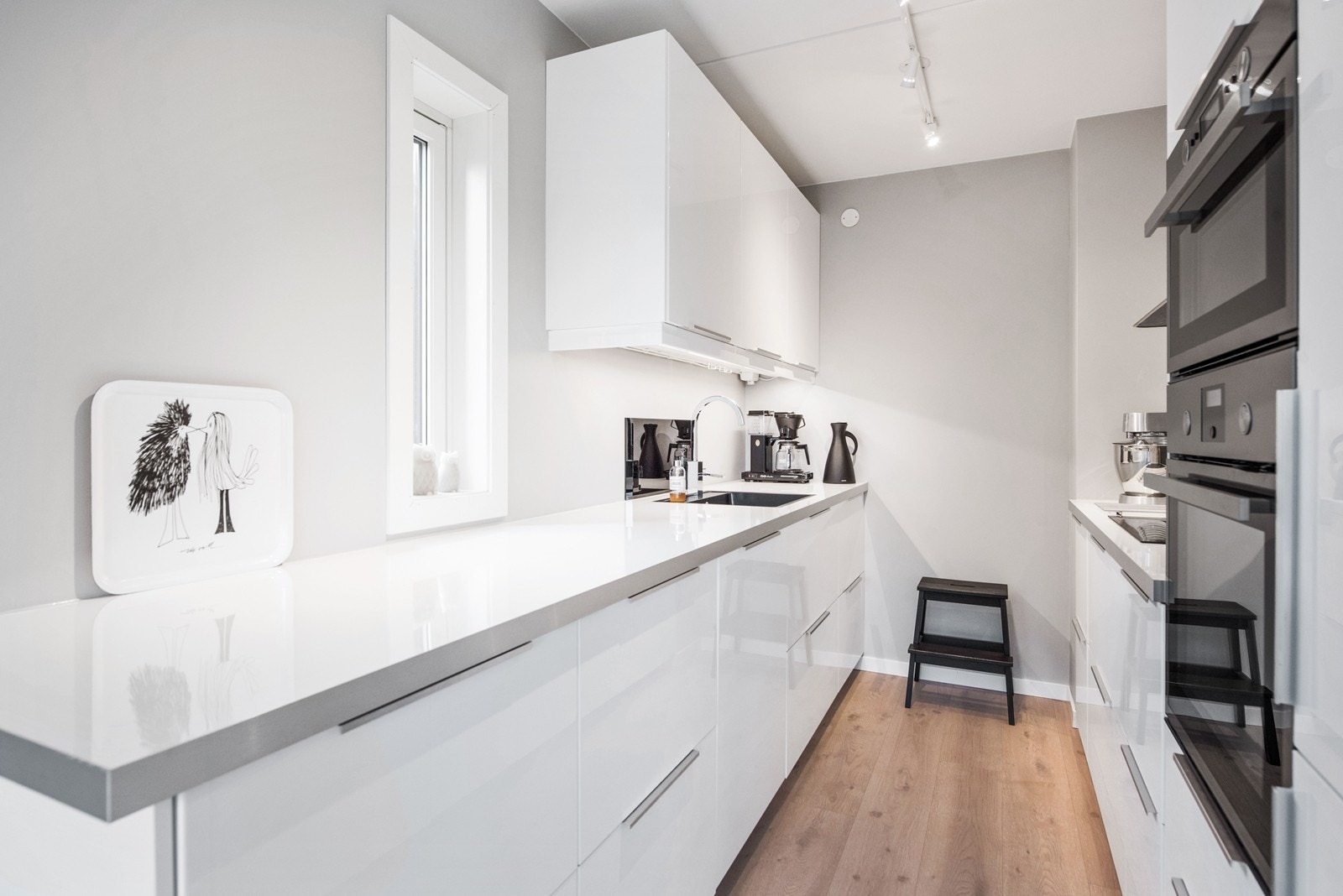 Mye benkeplass. Legg merke til vindu på kjøkkenet. Galleribilde