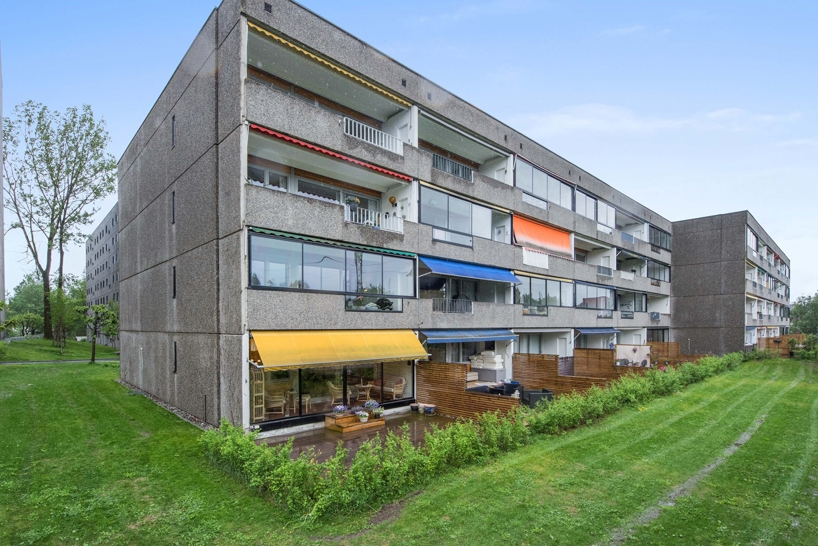 Fasaden. Leiligheten ligger i enden i 2. etg Galleribilde