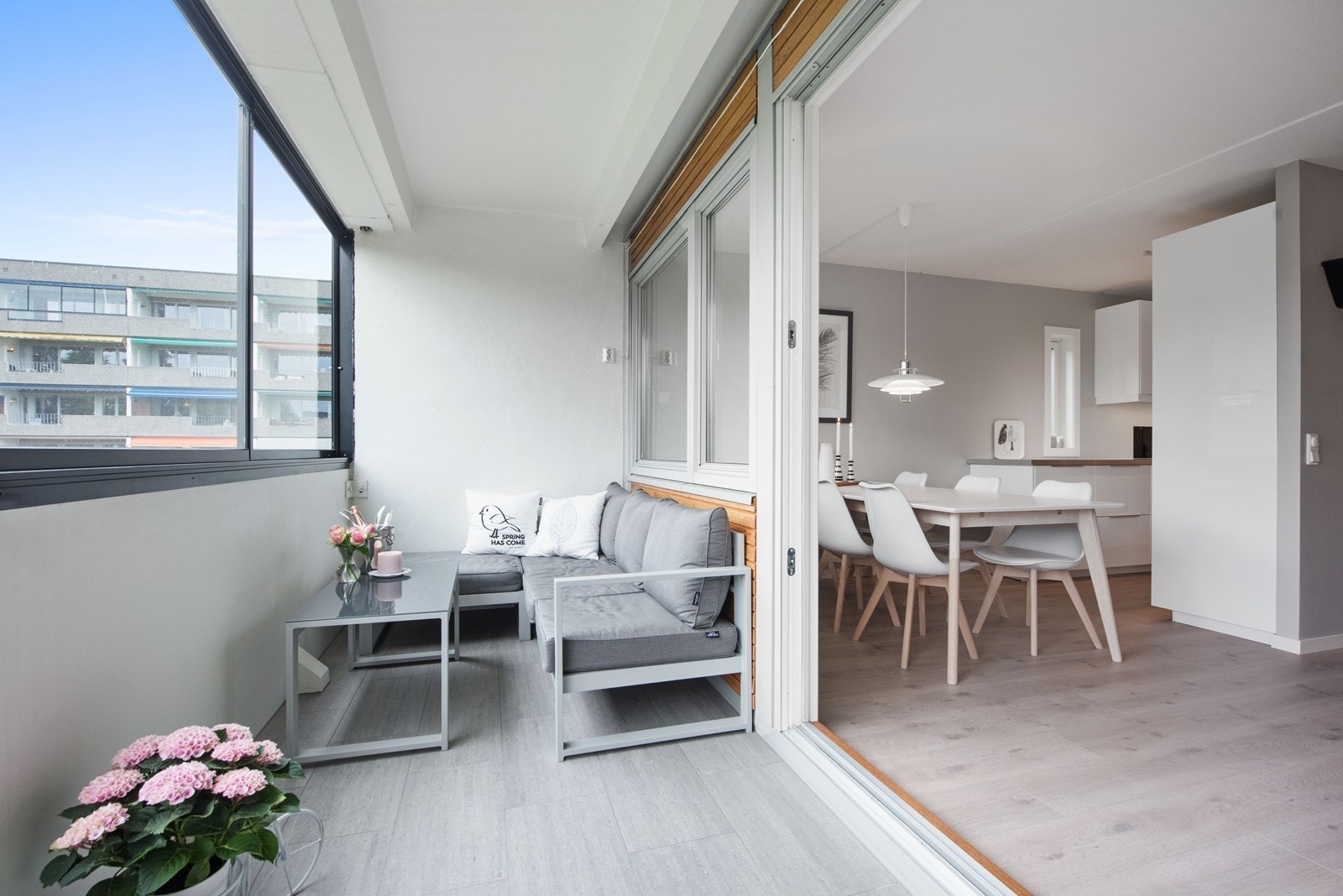 Innglasset balkong med hyggelig sittegruppe. Kort vei til kjøkkenet. Galleribilde