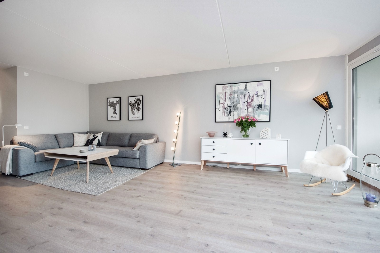 Stuen har mye natulig lys inn. Galleribilde