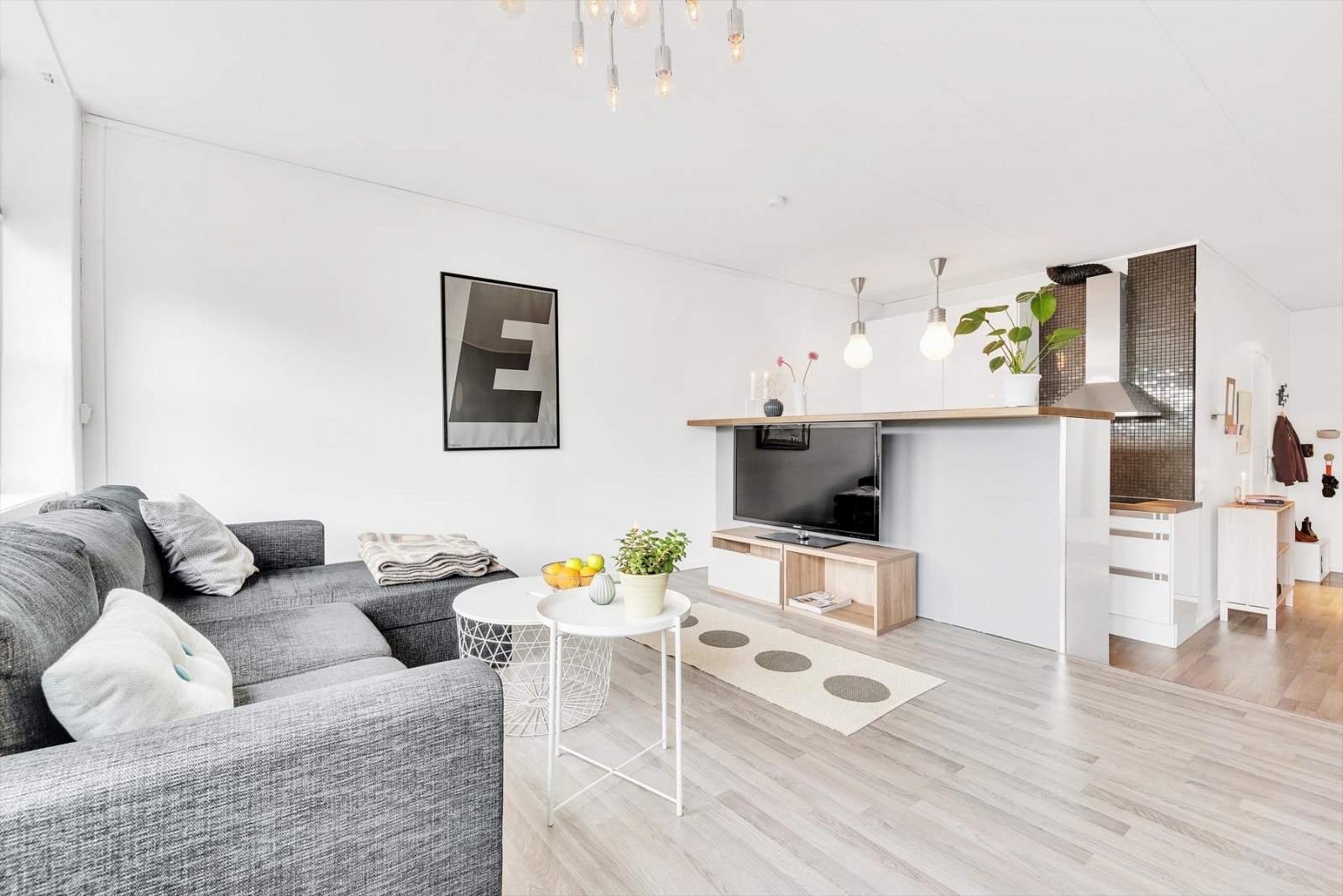 Den gode planløsningen gir stuen ypperlige møbleringsmuligheter for både sofagruppe og tv-bord. Galleribilde