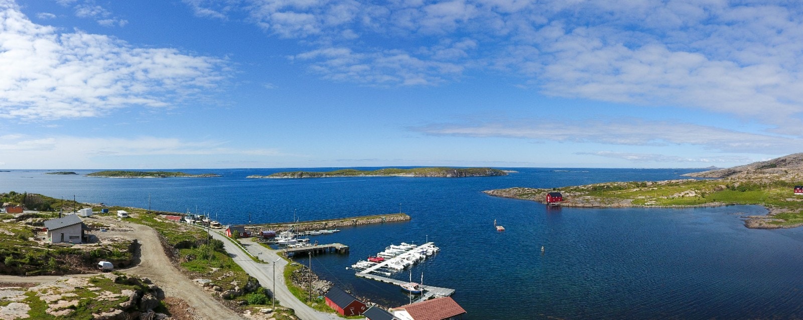 Utsikt rett opp fra tomt 6 mot småbåthavna og nordvest Galleribilde