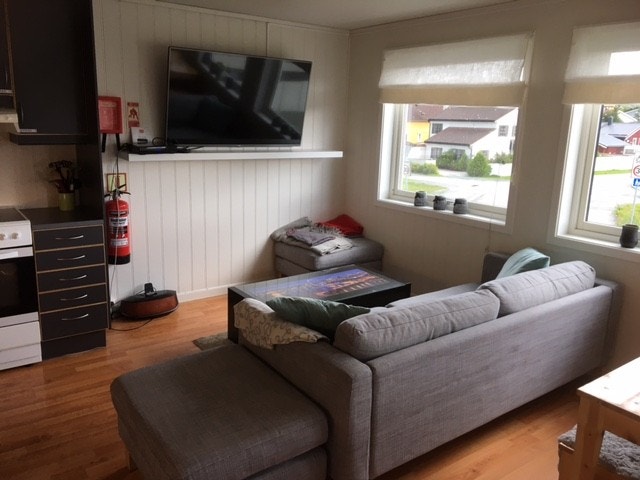 Sittegruppe med stor TV Galleribilde