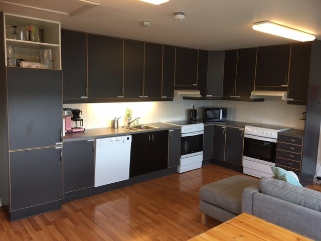 Kjøkken med masse skapplass, to komfyrer, vaskemaskin. Fullt utstyrt med alt som trengs på et kjøkken. Galleribilde