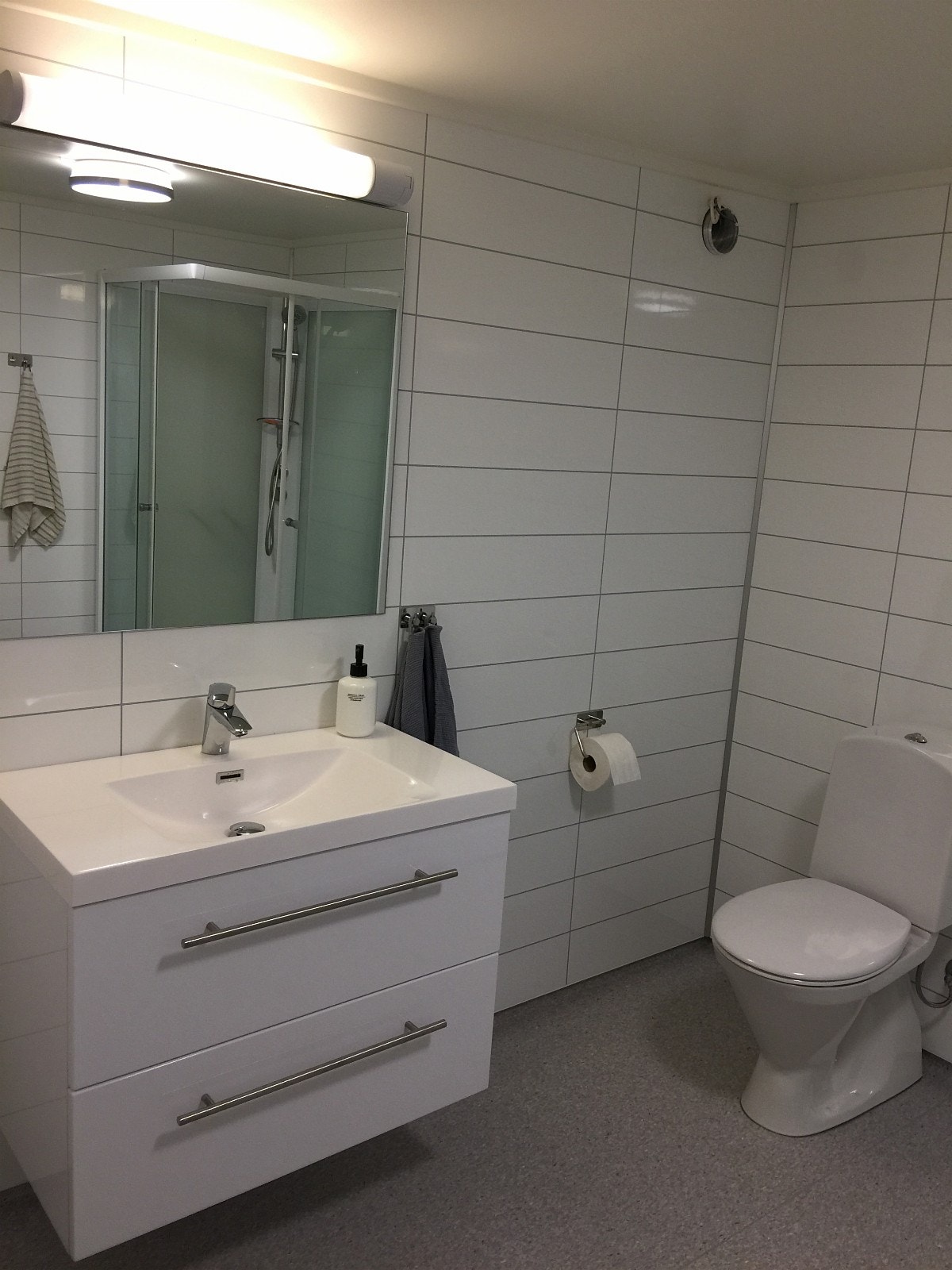 Felles bad med vaskemaskin Galleribilde