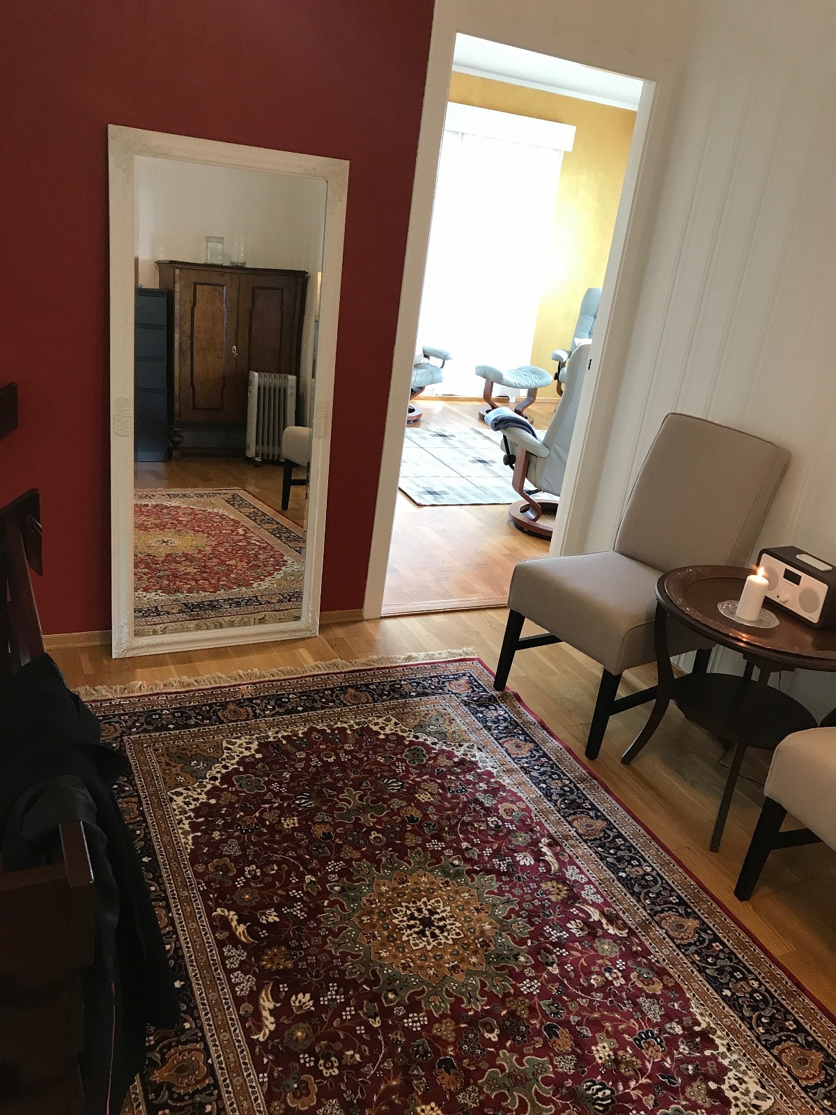 gang oppe og du ser inn til stuen. Galleribilde