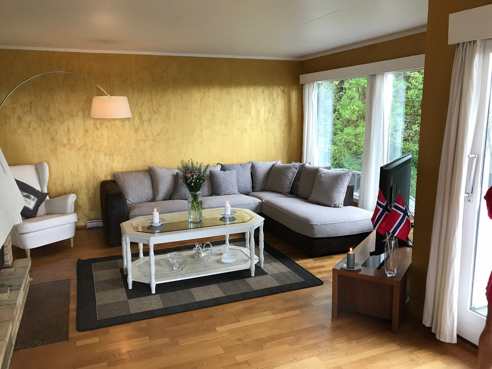 Nyoppusset stue med ny sofa, store vinduer til hagen Galleribilde