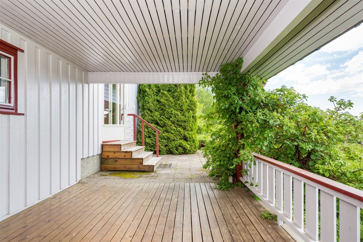 Svært romslig og overbygget terrasse. Galleribilde