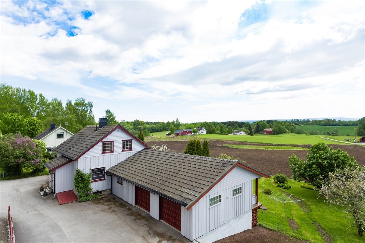 Eiendommen består av en koselig enebolig fra 1952 med inntilbygget dobbelgarasje på ca. 49 m². Galleribilde