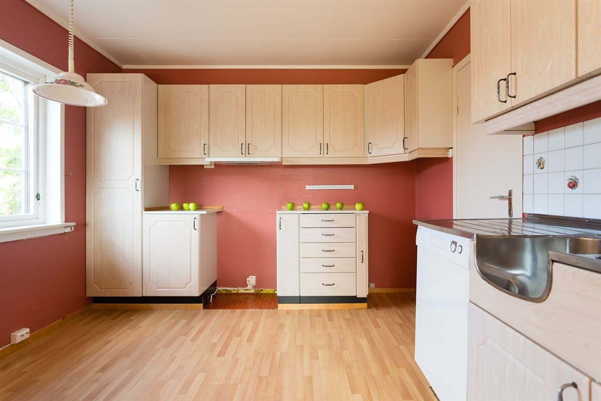 Kjøkkeninnredning fra byggeår med nyere profilerte fronter. Galleribilde