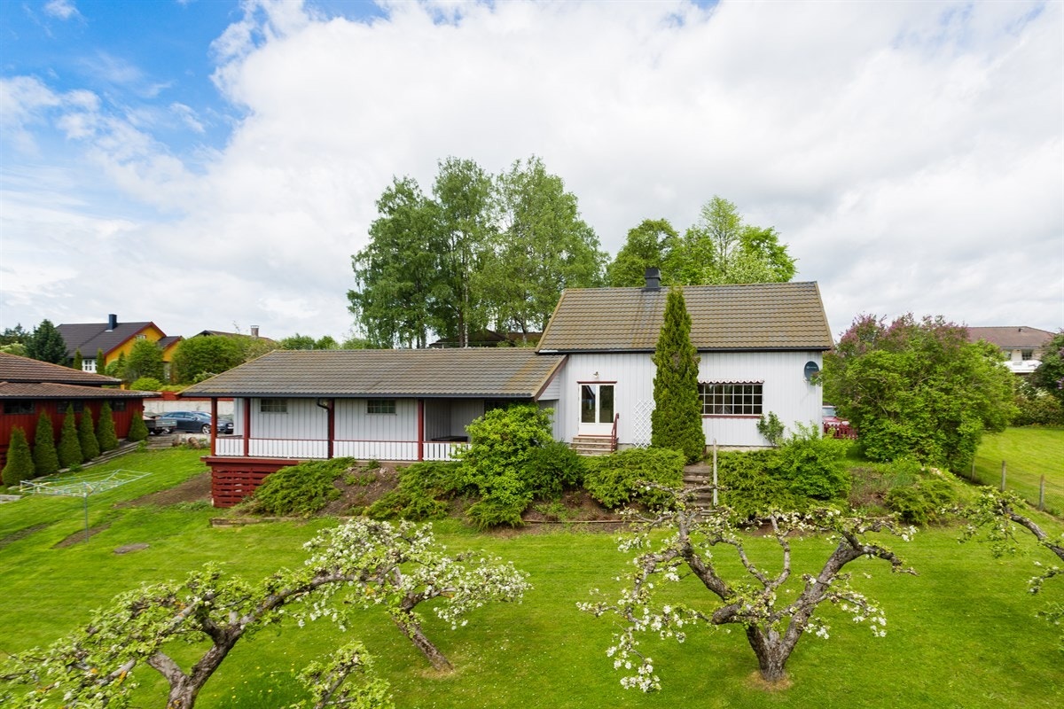 Det er åpent og fritt foran eiendommen som bidrar til et flott utsyn og at plassen føles usjenert samtidig som man har et hyggelig nabolag i bakkant. Galleribilde