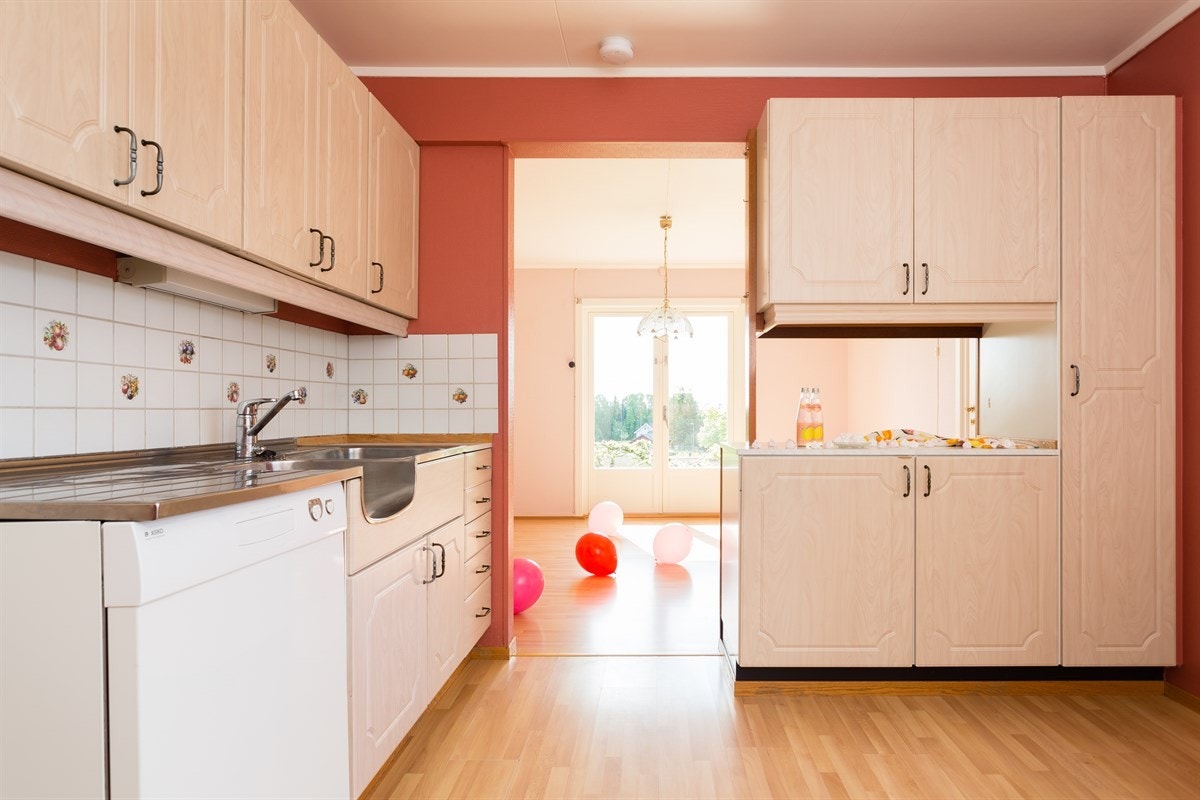 Stålbenkebeslag og laminat benkeplate. Fliser i benkeryggen ved oppvaskkum. Galleribilde