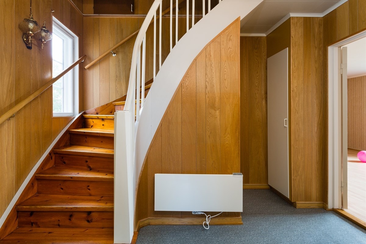 Du kommer først inn i et vindfang med toalettrom, så videre inn i gang med trapp opp til 2. etasje. Galleribilde