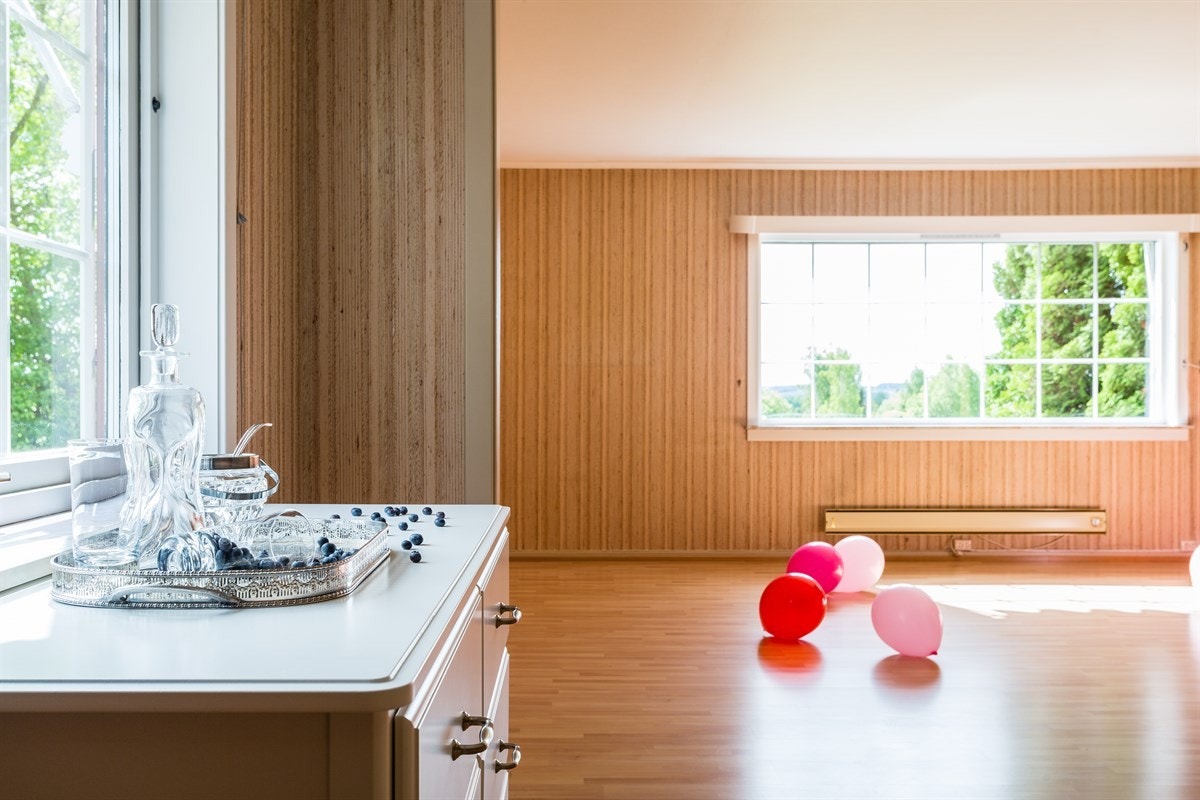 Store vindusflater slipper inn rikelig med naturlig lys i stuen. Galleribilde