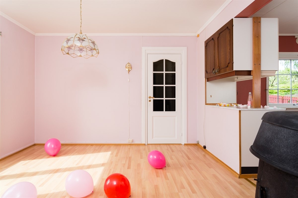 Spisestue i tilknytning til kjøkkenet. Galleribilde