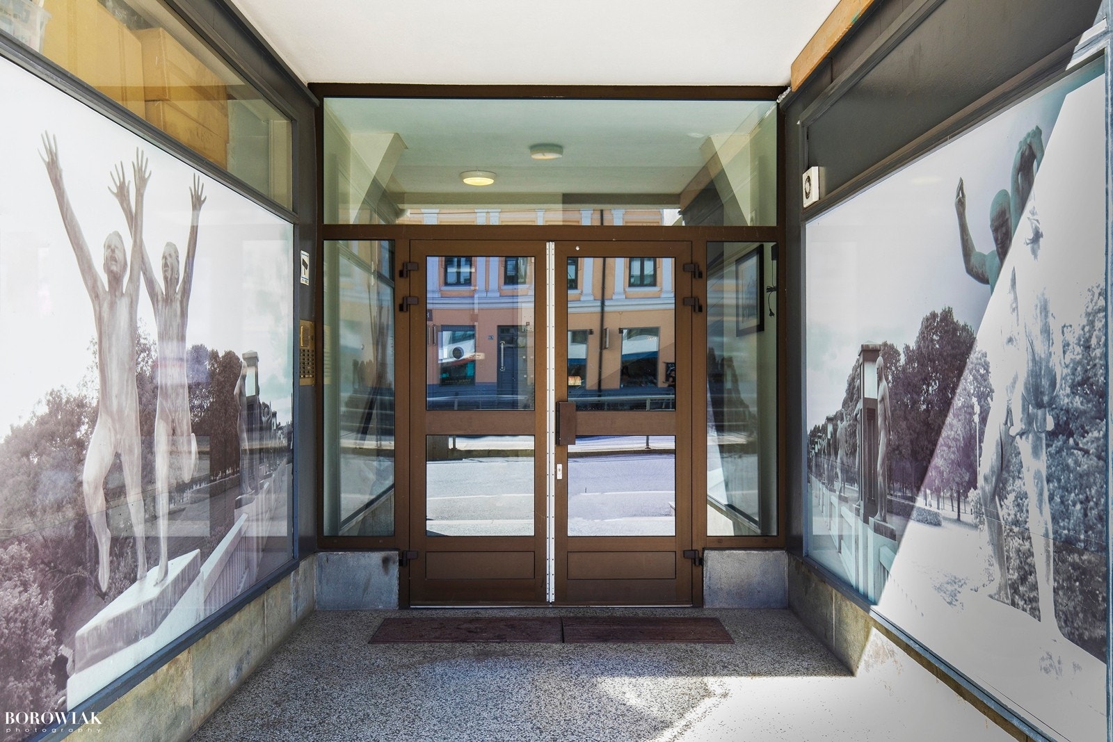 Adkomst fra Kirkeveien via stilig portrom som gjenspeiler den monumentale broen i Frognerparken. Galleribilde