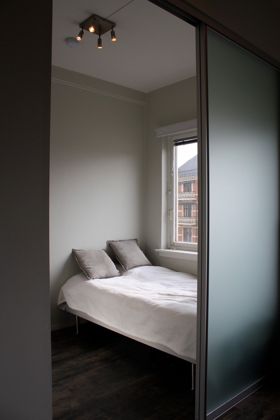 Eget soverom, dobbeltseng, stor garderobe Galleribilde