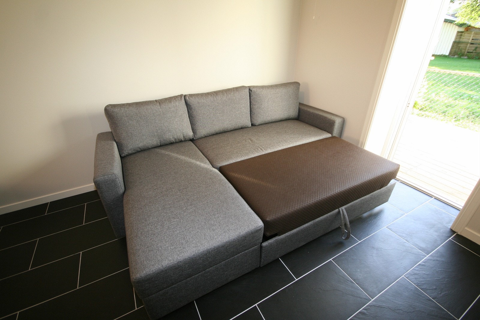 Praktisk sovesofa m skuff for sengetøy Galleribilde