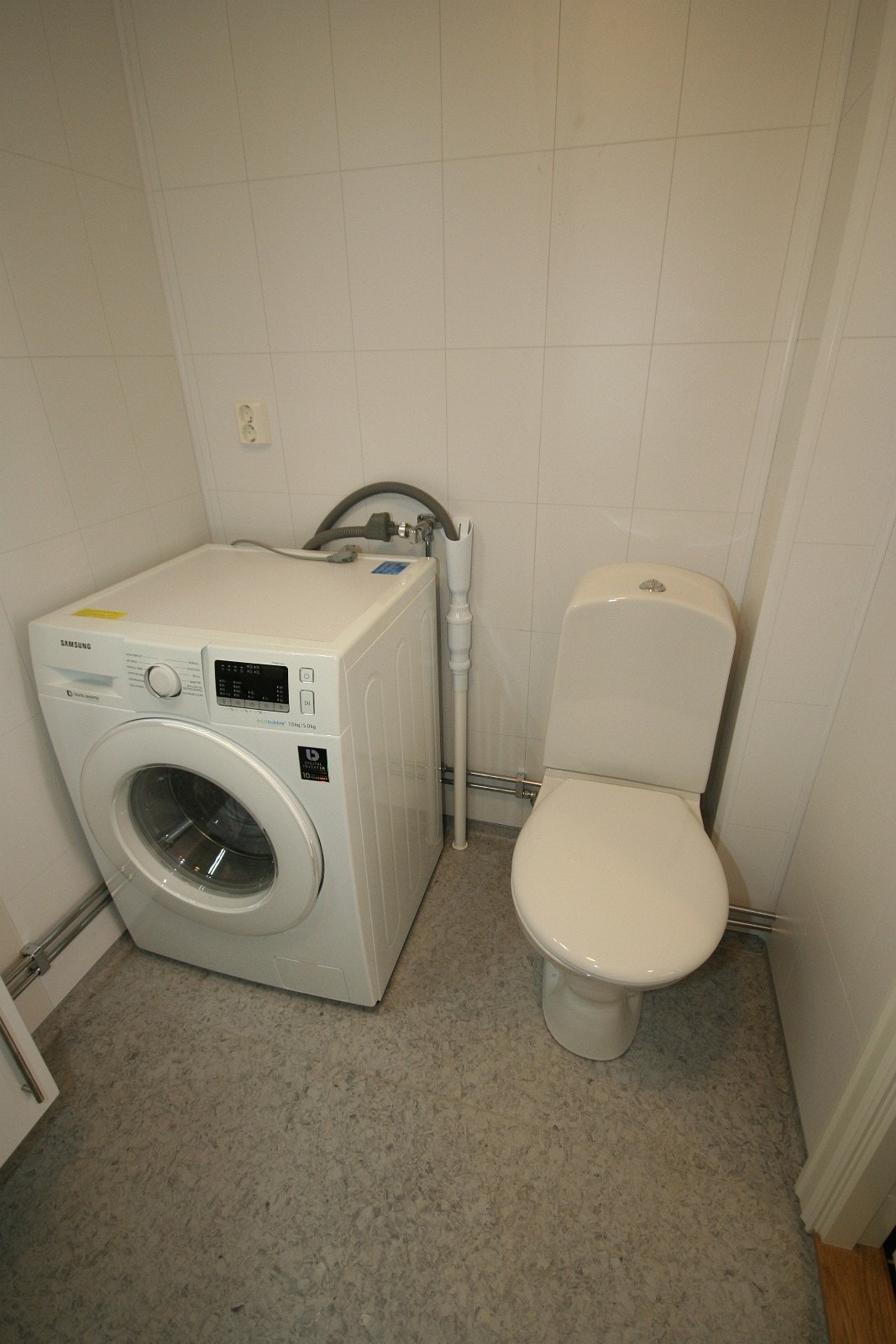 Bad med kombinert vaskemaskin/tørketrommel Galleribilde