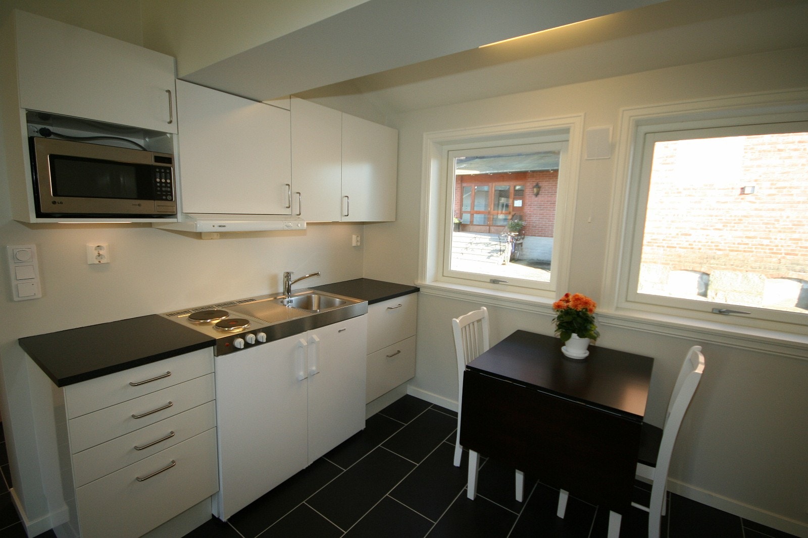 Kjøkken og spiseplass - Bord og to stoler medfølger Galleribilde