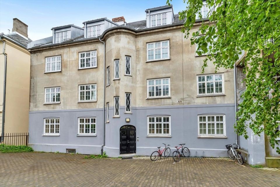 Fasade. Leilighet nede til venstre. Vinduer er over hodehøyde. Galleribilde