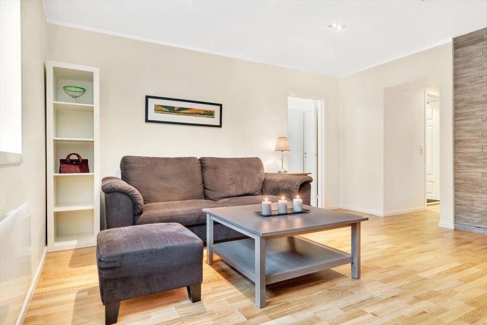 God plass til sofagruppe og tv-krok. Galleribilde