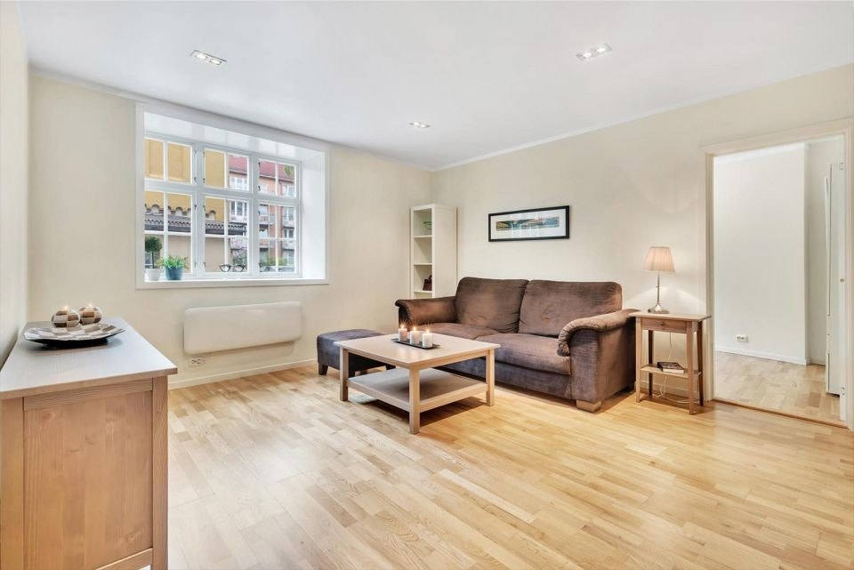 Stue på 18,4m2, godt opplyst av stort vindu og spotter i taket. Galleribilde