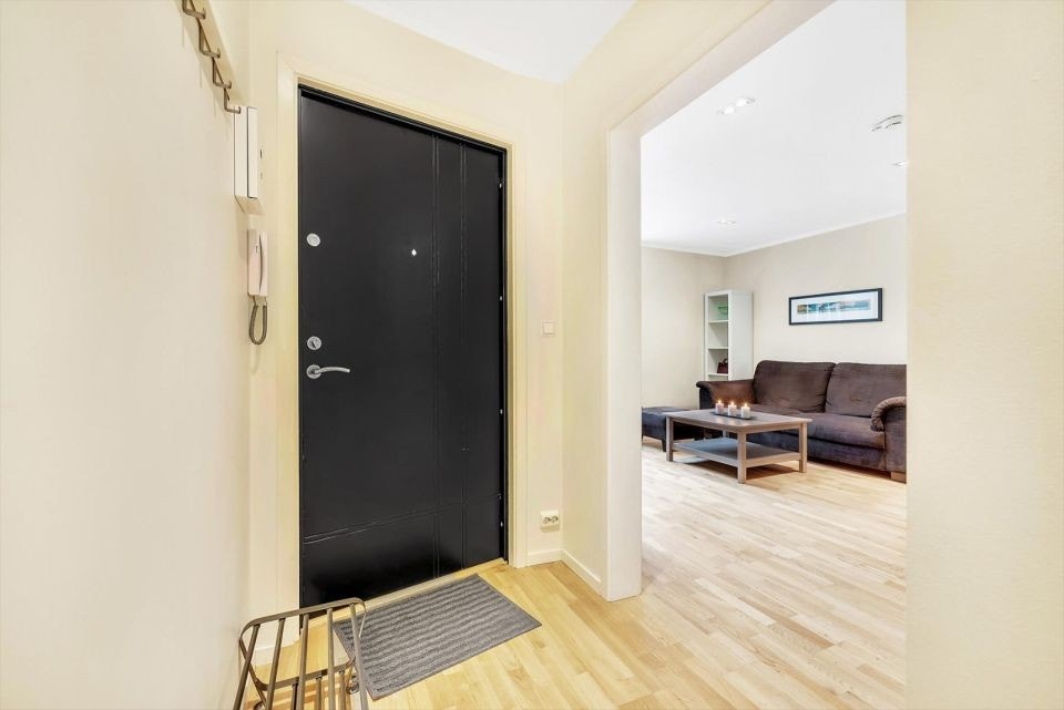 Inngangsdør med stue til høyre. Galleribilde