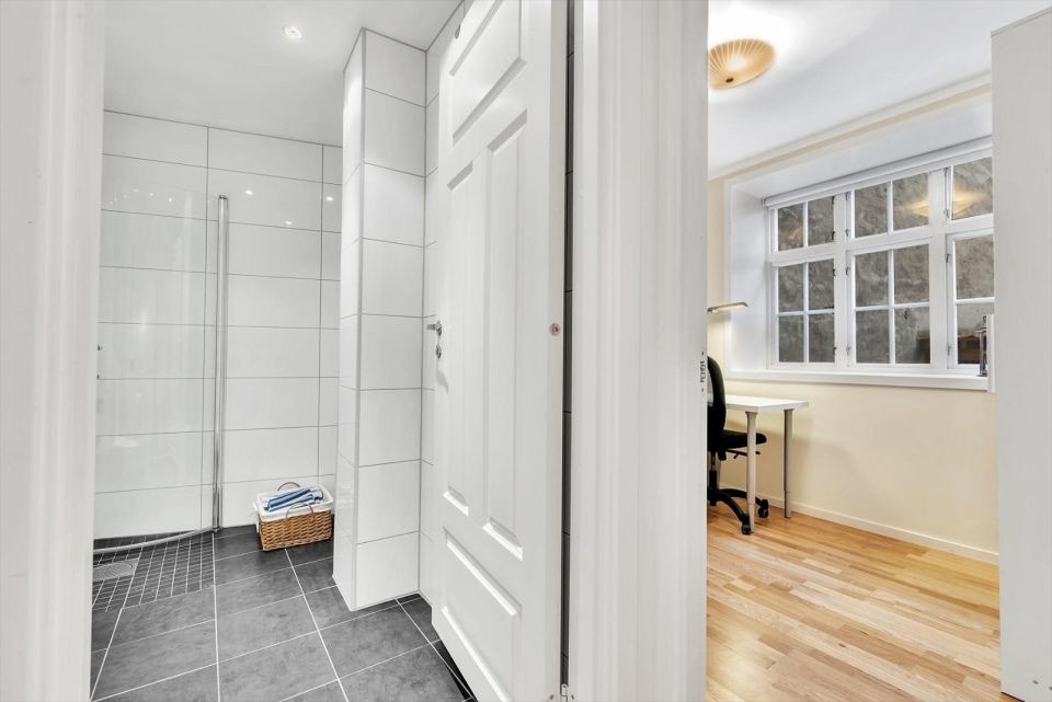 Bad til venstre, soverom 2 til høyre Galleribilde