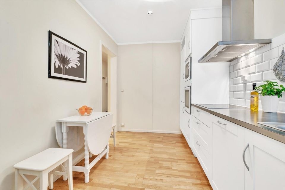 Moderne kjøkken med integrerte hvitevarer. Galleribilde