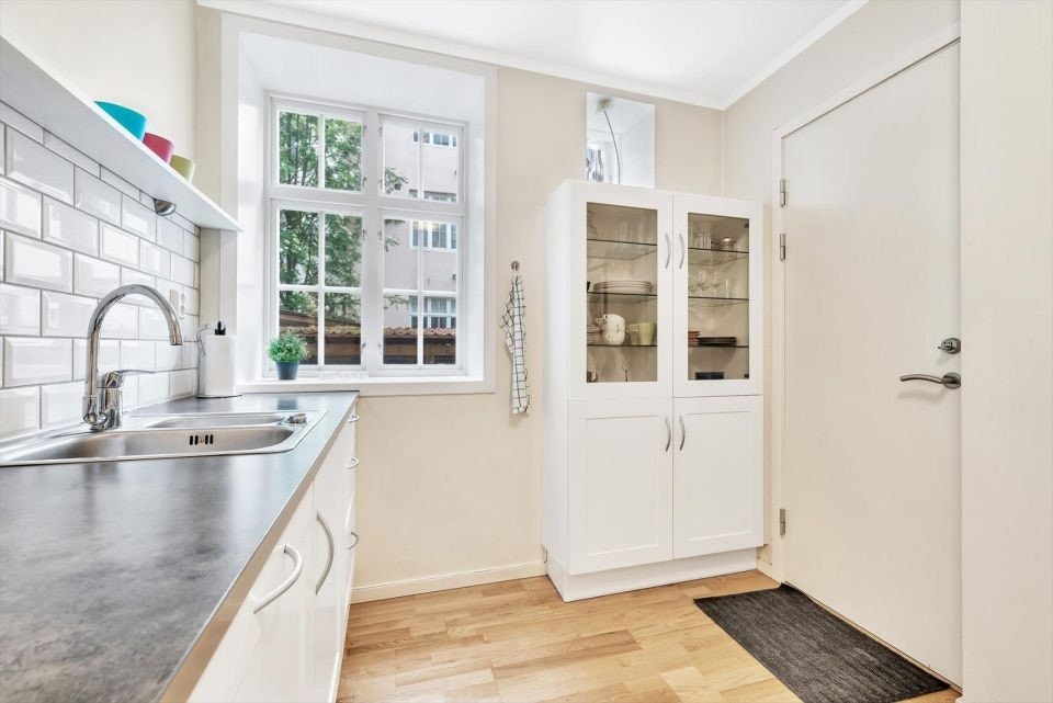 Oppbevaring under benk, og i skap. Galleribilde