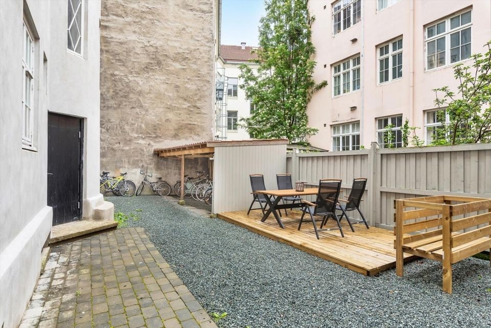 Bakgård med skjermet sykkelparkering Galleribilde