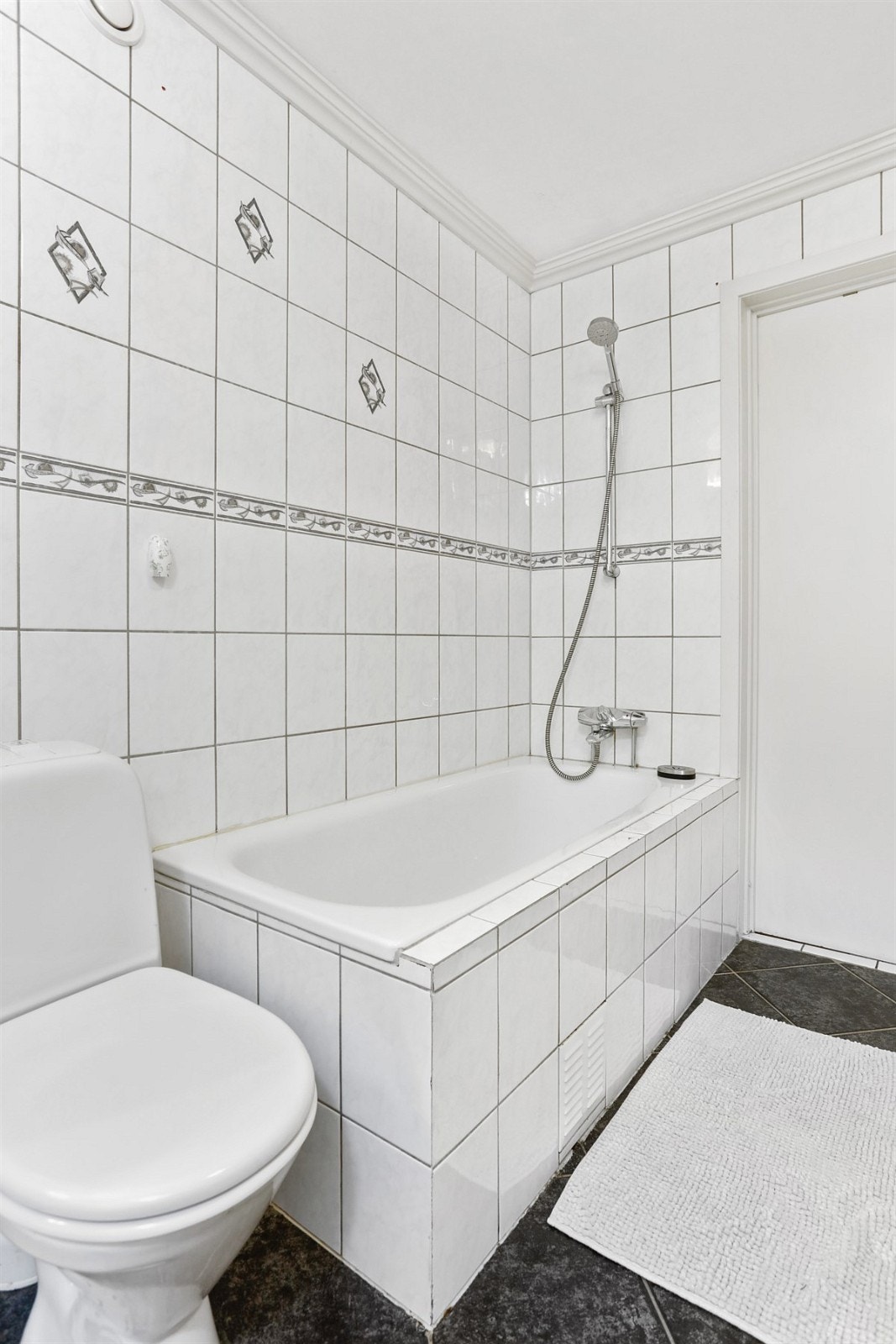 Bad med badekar og opplegg for vaskemaskin Galleribilde