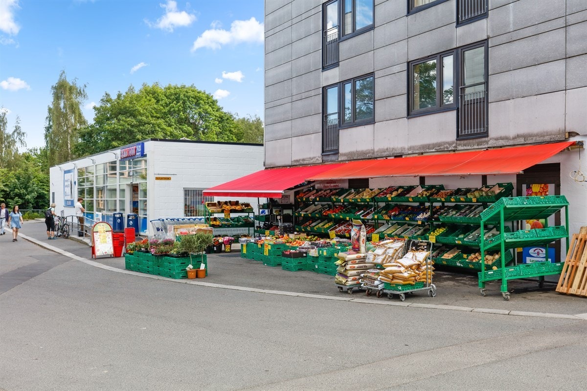 Frukt og grønthandel samt ny Rema 1000 rett utenfor bygget Galleribilde