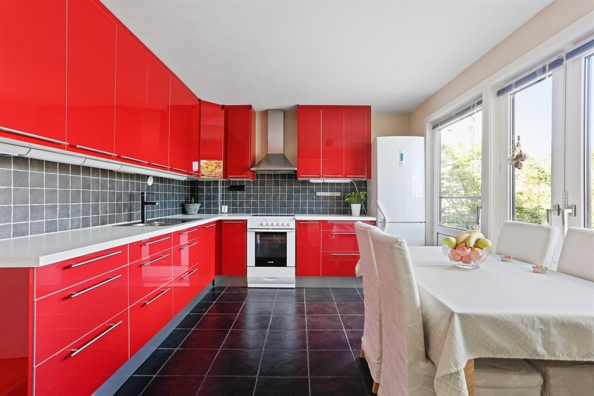 Takhøy kjøkkeninnredning fra Ikea med hvitevarer Galleribilde