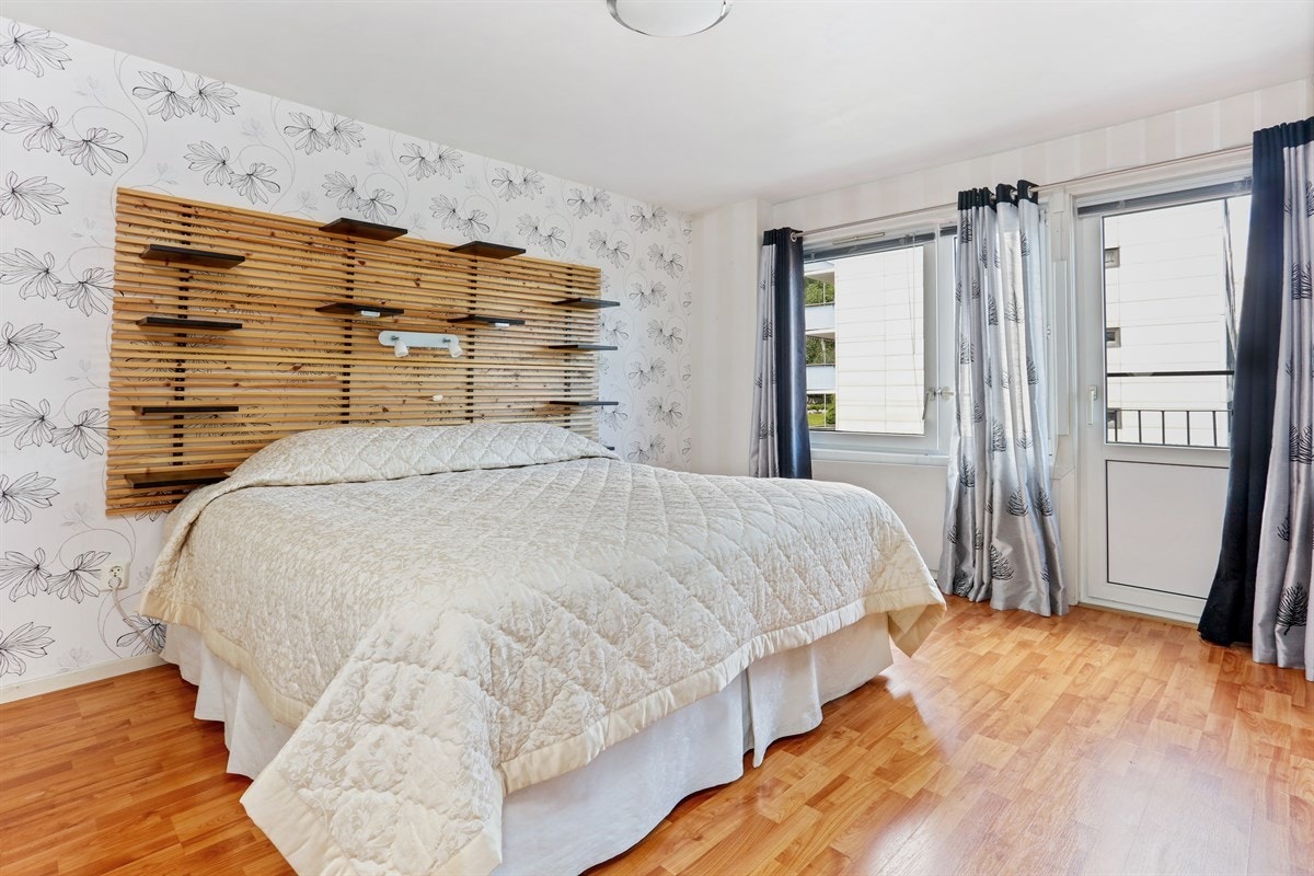 Meget stort soverom med fransk balkong Galleribilde