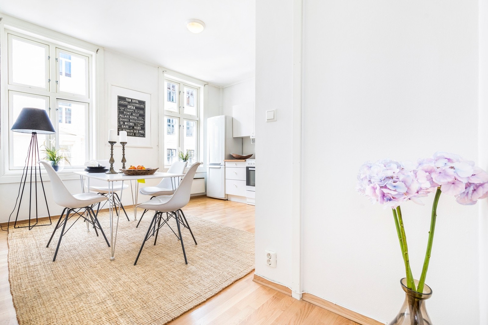 Med et romslig kjøkkenrom er det mulighet for å etablere to soverom og bruke kjøkkenet som kombinert stue. Galleribilde