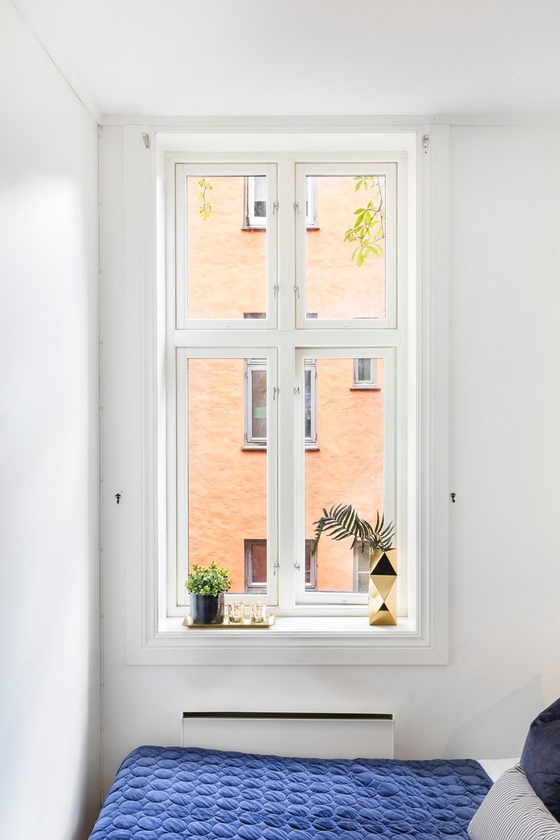 Soverommet er veldig lyst og fint, og får godt med naturlig lys med store vindusflater Galleribilde