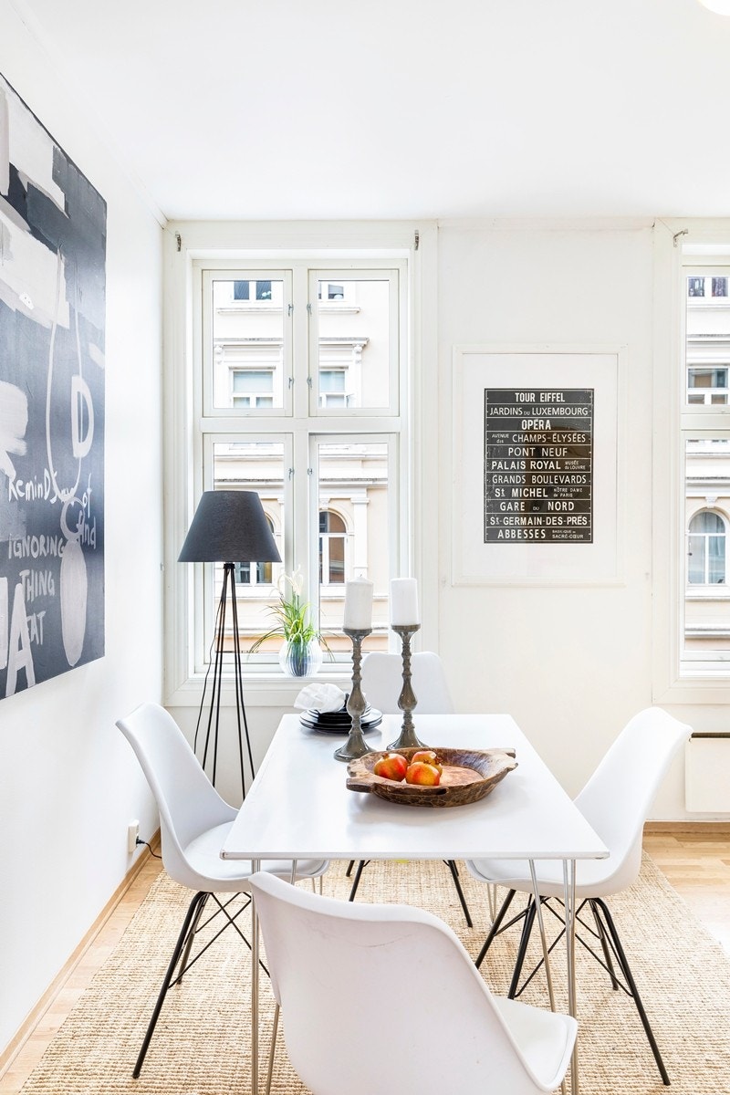 Kjøkkenet har 3-stav parkett på gulv og hvitmalte flater på vegg som går igjen i alle rom. Galleribilde