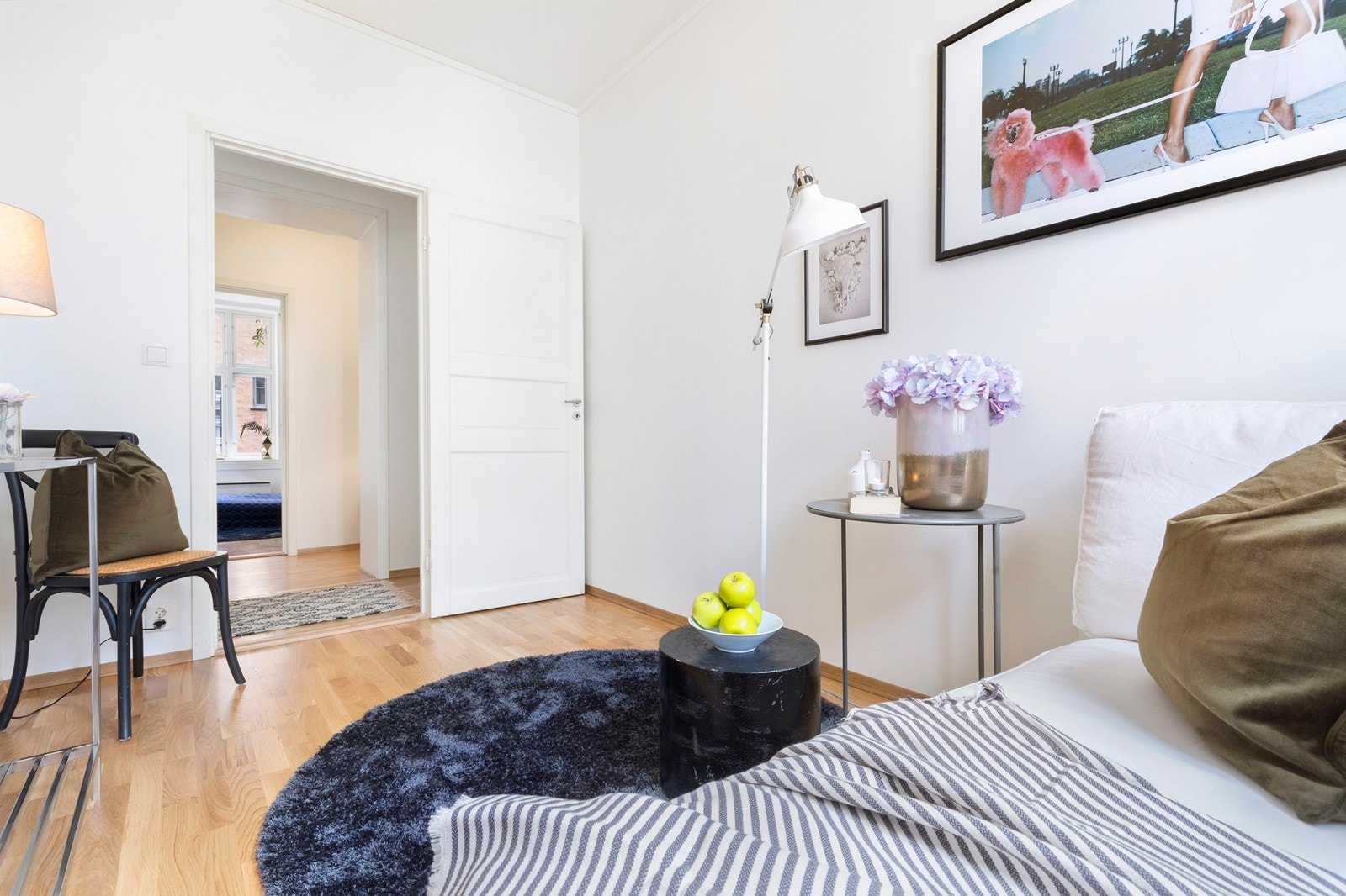 Stuen har god plass til sofagruppe og lettvegg mot kjøkken kan enkelt fjernes dersom man ønsker å etablere en åpen stue og kjøkken løsning. Galleribilde