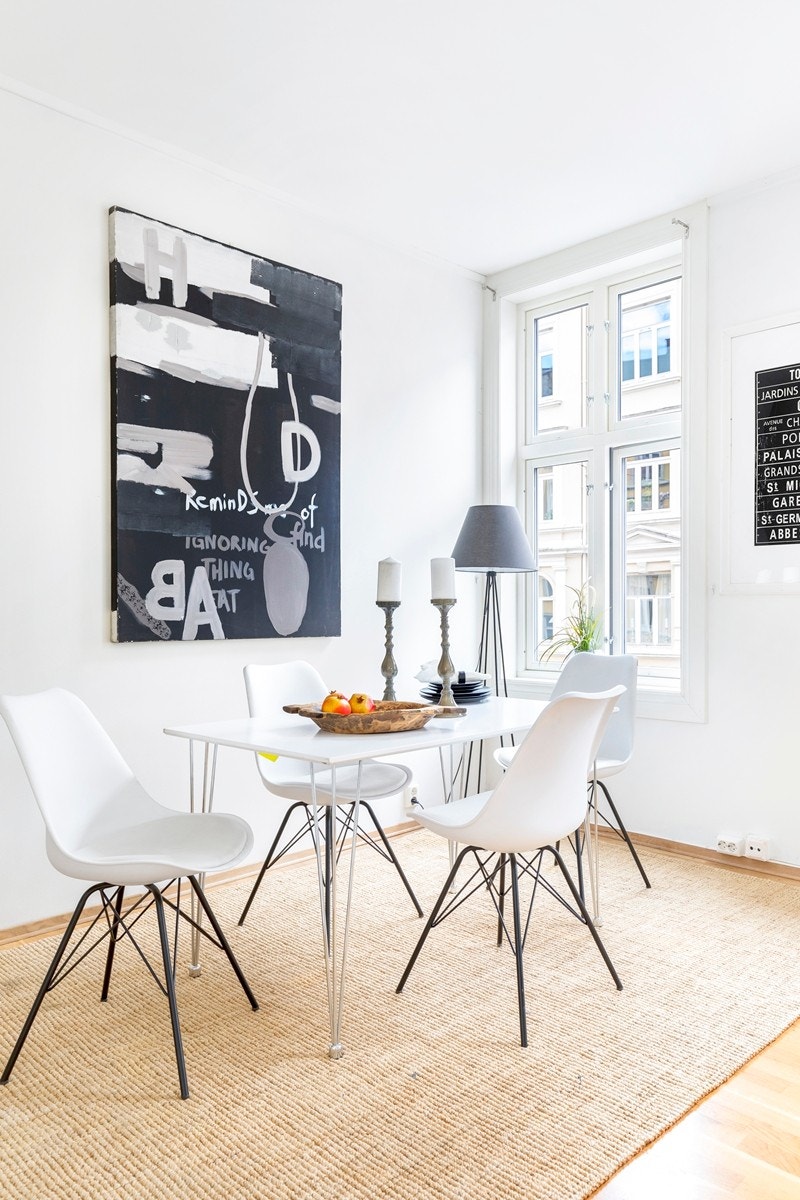 Kjøkkenet er meget romslig, med god plass til spisestue. Galleribilde