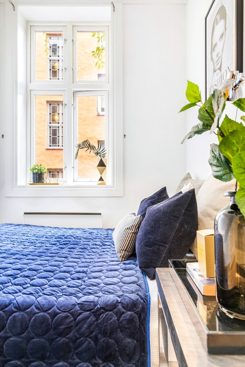 Soverommet har god plass til både dobbeltseng og garderobeskap Galleribilde