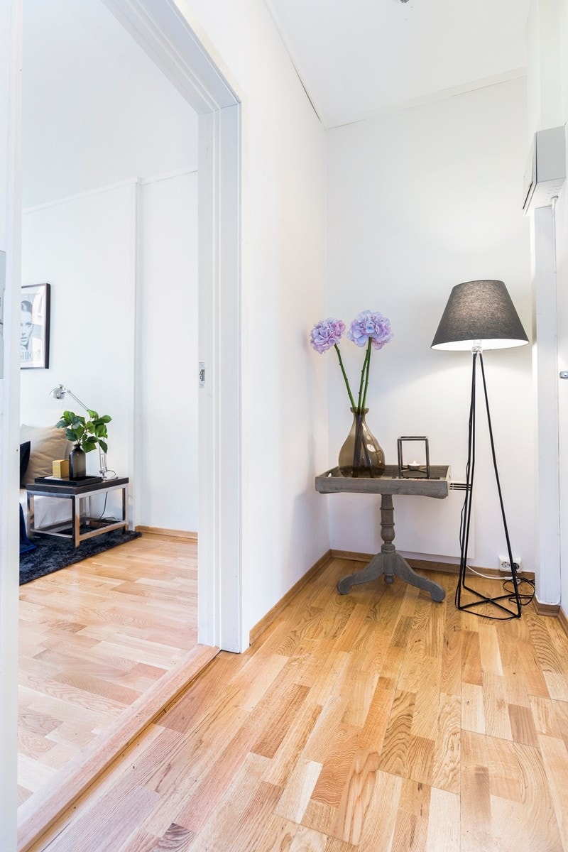 Innbydende og romslig gang med plass for garderobeskap. Galleribilde