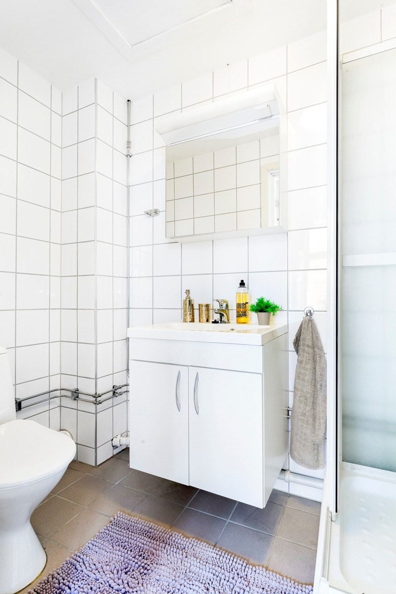 Lyst og pent flislagt bad med varmekabler i gulv og opplegg for vaskemaskin. Badet ble pusset opp i 2010 og holder en god standard Galleribilde