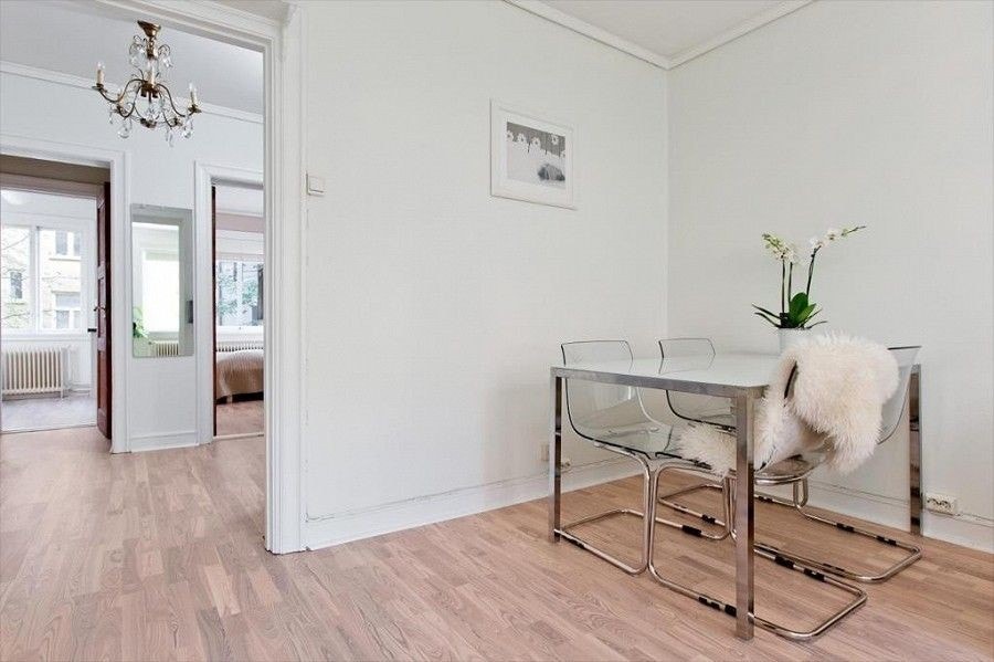 Romslig stue med plass til spisebord og stoler - annen møbler der i dag Galleribilde