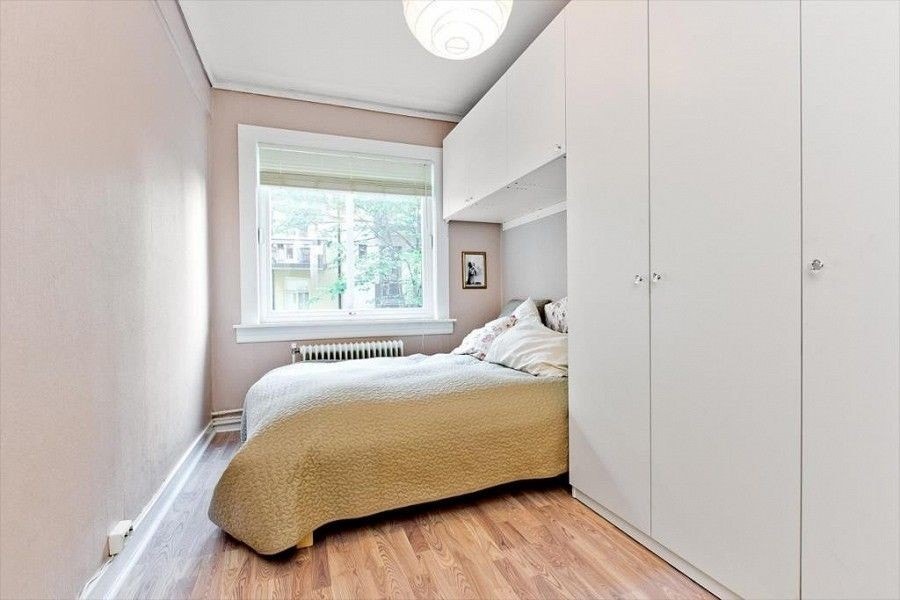 Stort soverom med masse skap plass - annen seng der i dag. Galleribilde