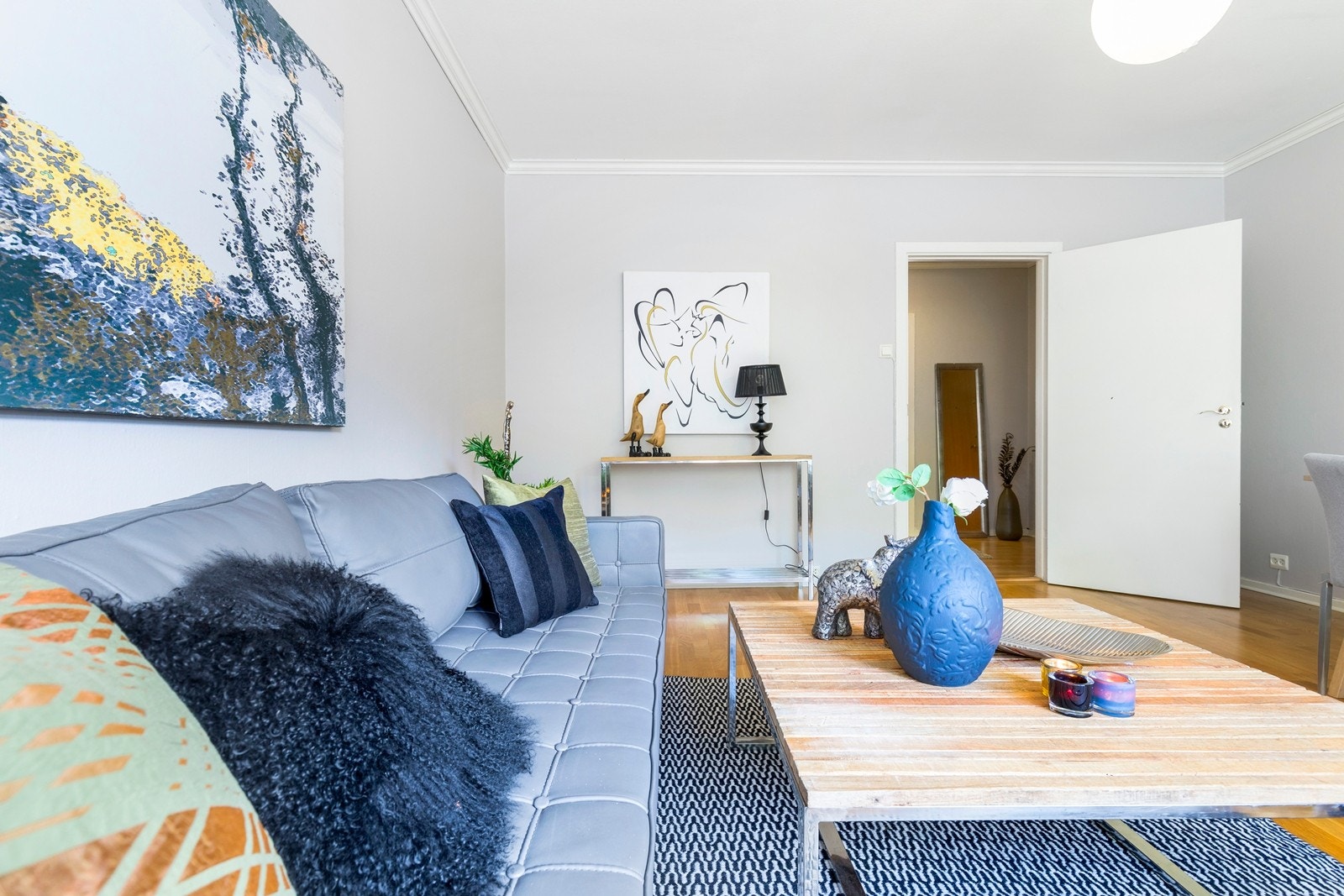 Med en god planløsning har leiligheten en romslig stue med god plass for både spisebord og sofagruppe. Galleribilde